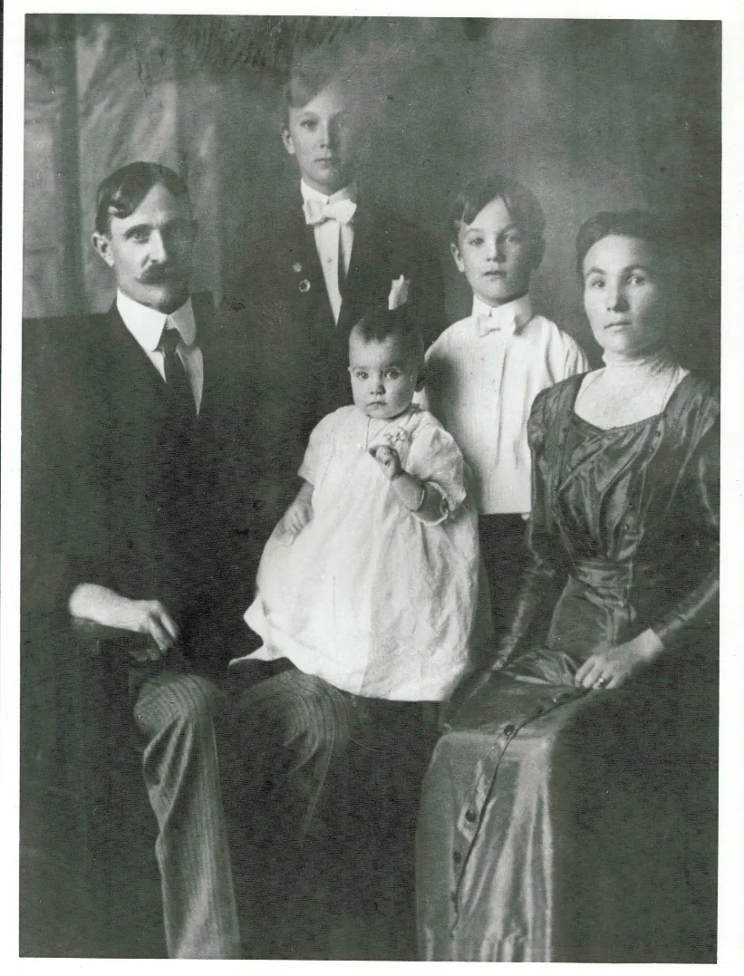 are-you-my-cousin-3 Black-and-white portrait of the Jepson family in 1913: Martin and Annie Jepson seated with a baby, and two sons standing behind
